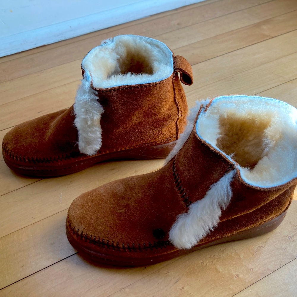 Youth Minnetonka slippers size 5 worn maybe once. Essentially new